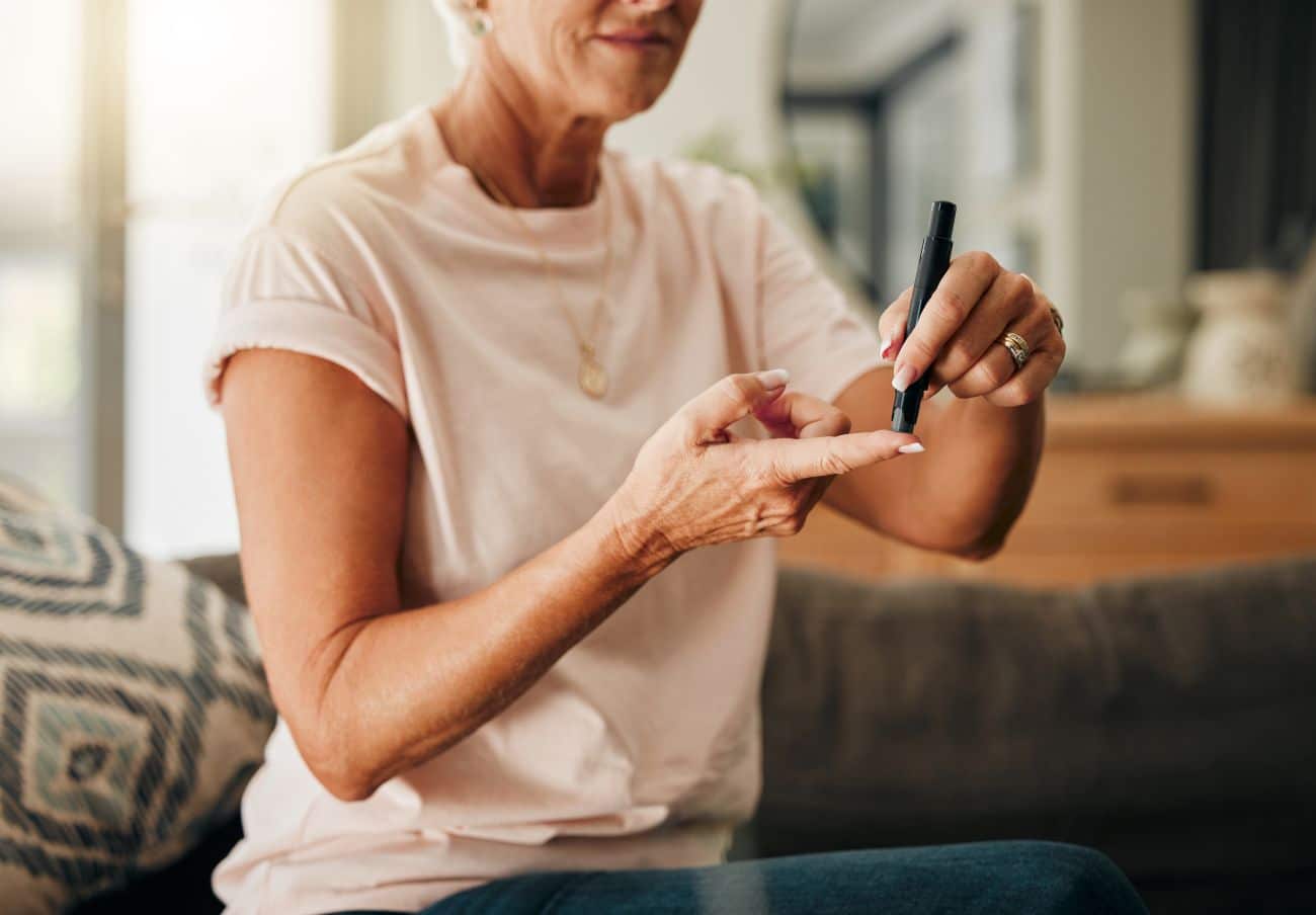Mulher madura medindo níveis de glicose para controle de diabetes.