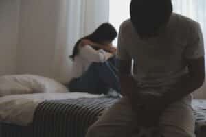 Homem em consulta médica sobre impotência sexual, ilustrando a importância do diagnóstico profissional para tratamento adequado.