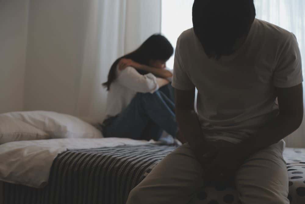 Homem em consulta médica sobre impotência sexual, ilustrando a importância do diagnóstico profissional para tratamento adequado.